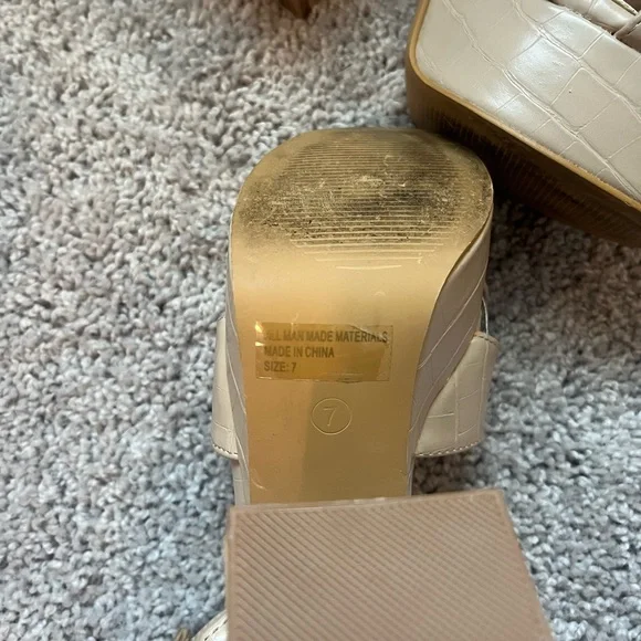 Elegant Cream Platform Sandals - Size 7 - Picture 3 of 4